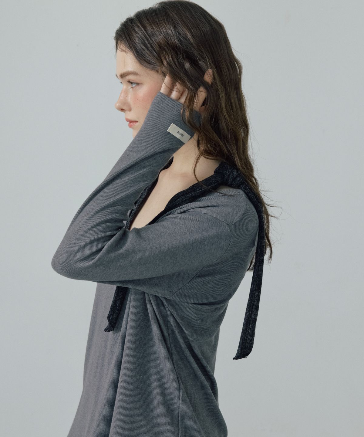 아페이즈(APAISE) Soft Deep V-Neck Long-Sleeve Tee(Charcoal Gray)