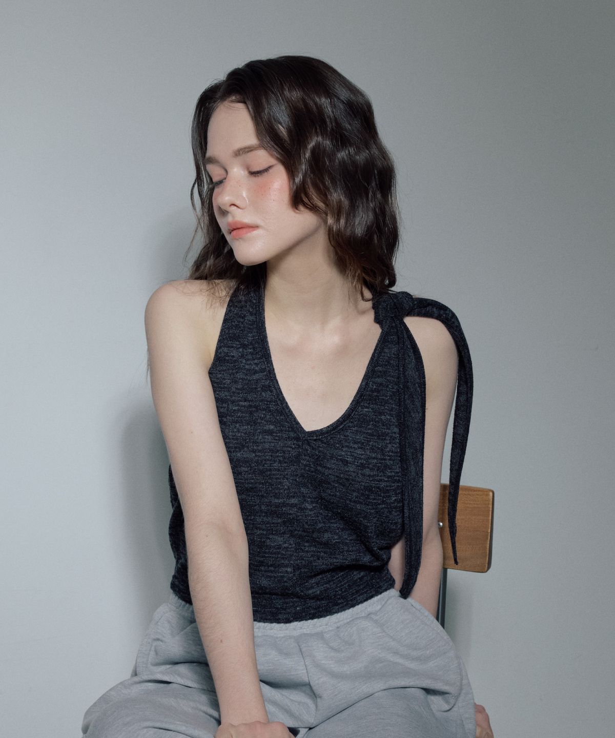 아페이즈(APAISE) Tie Halter-Neck Top(Charcoal Dark Gray)
