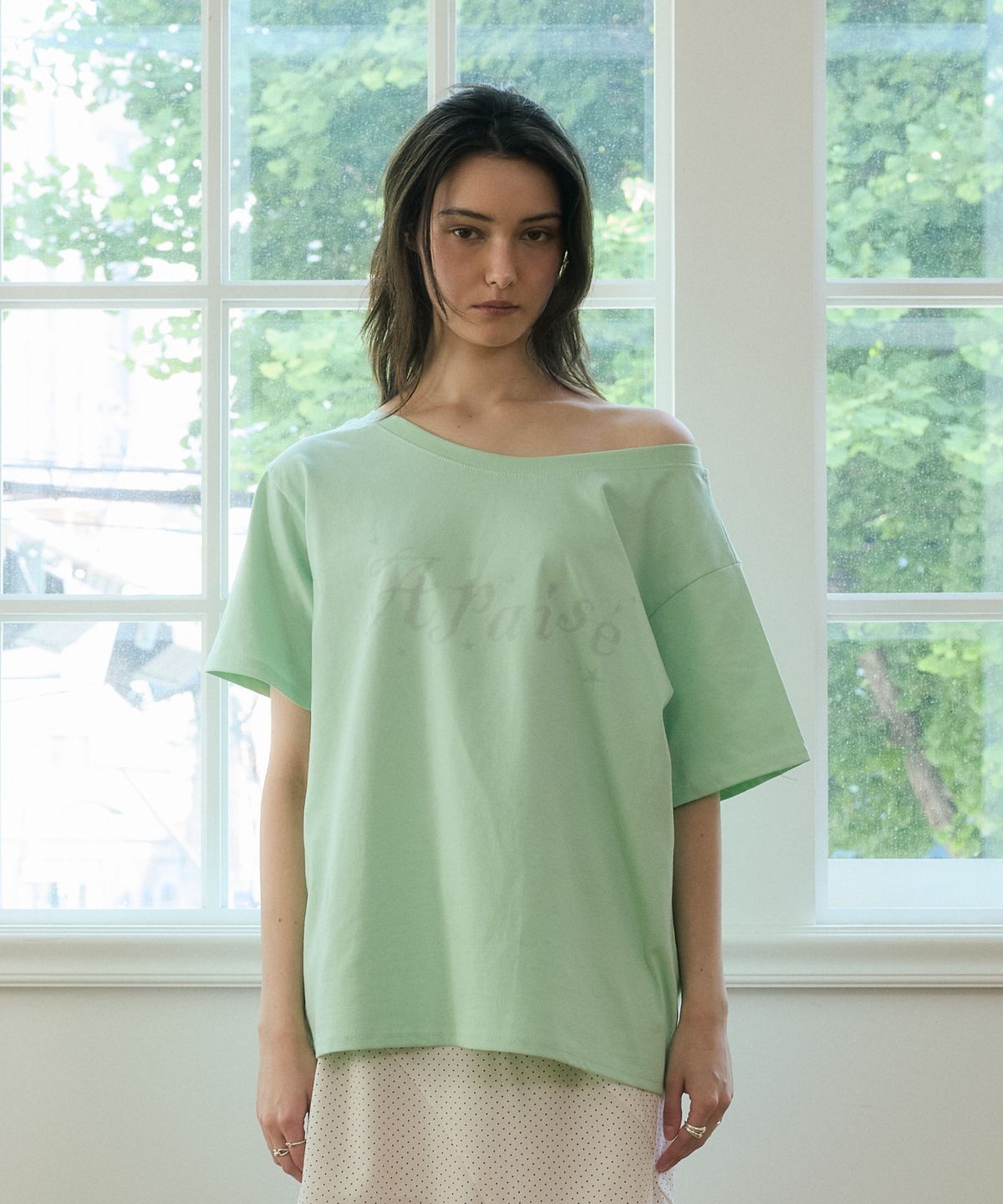 아페이즈(APAISE) Loose Fit One-Shoulder Graphic T-Shirt(Mint)