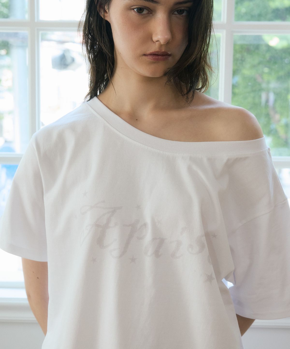아페이즈(APAISE) Loose Fit One-Shoulder Graphic T-Shirt(White)