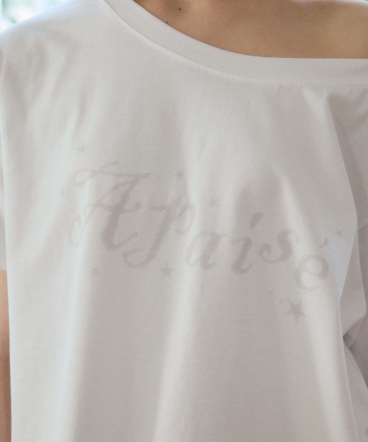 아페이즈(APAISE) Loose Fit One-Shoulder Graphic T-Shirt(White)