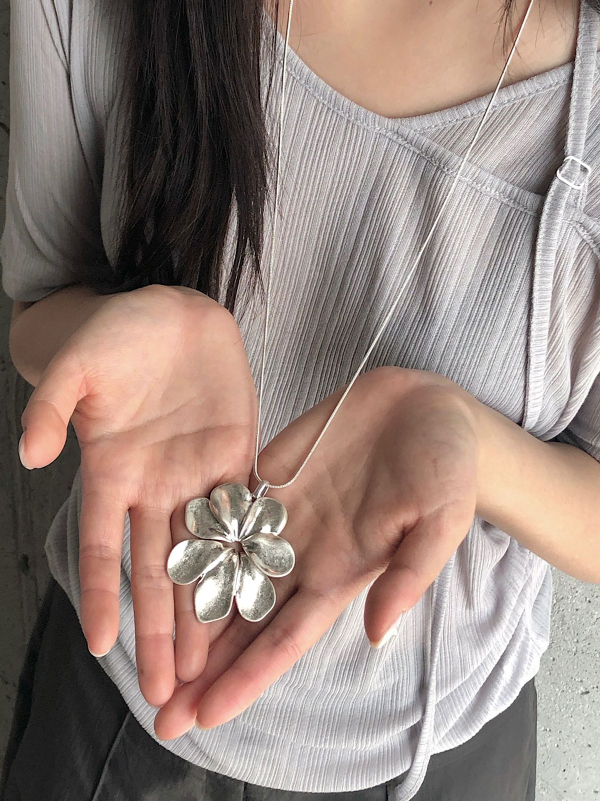 아포엠(APOEM) Petal Motion  Drop Necklace