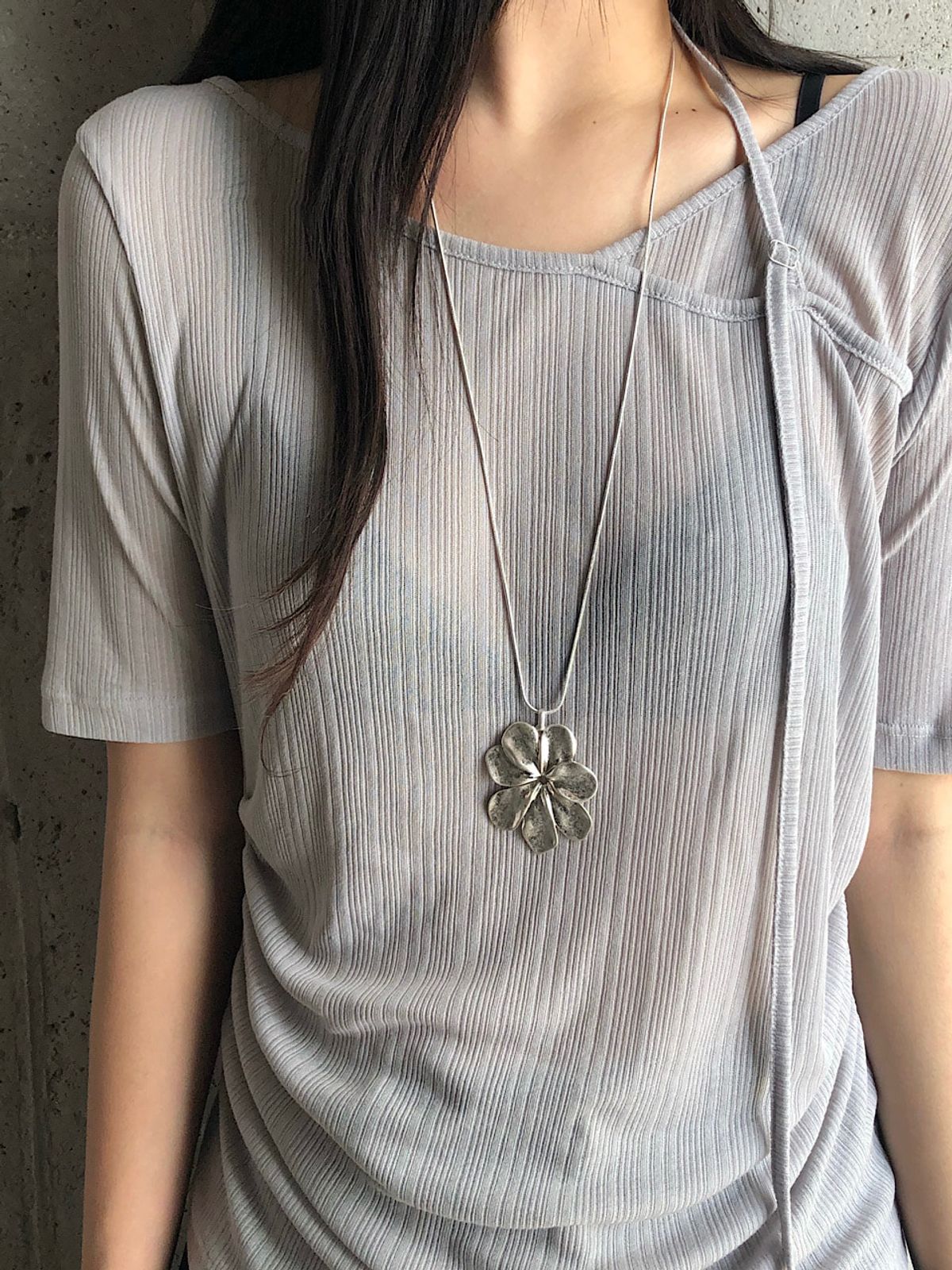 아포엠(APOEM) Petal Motion  Drop Necklace