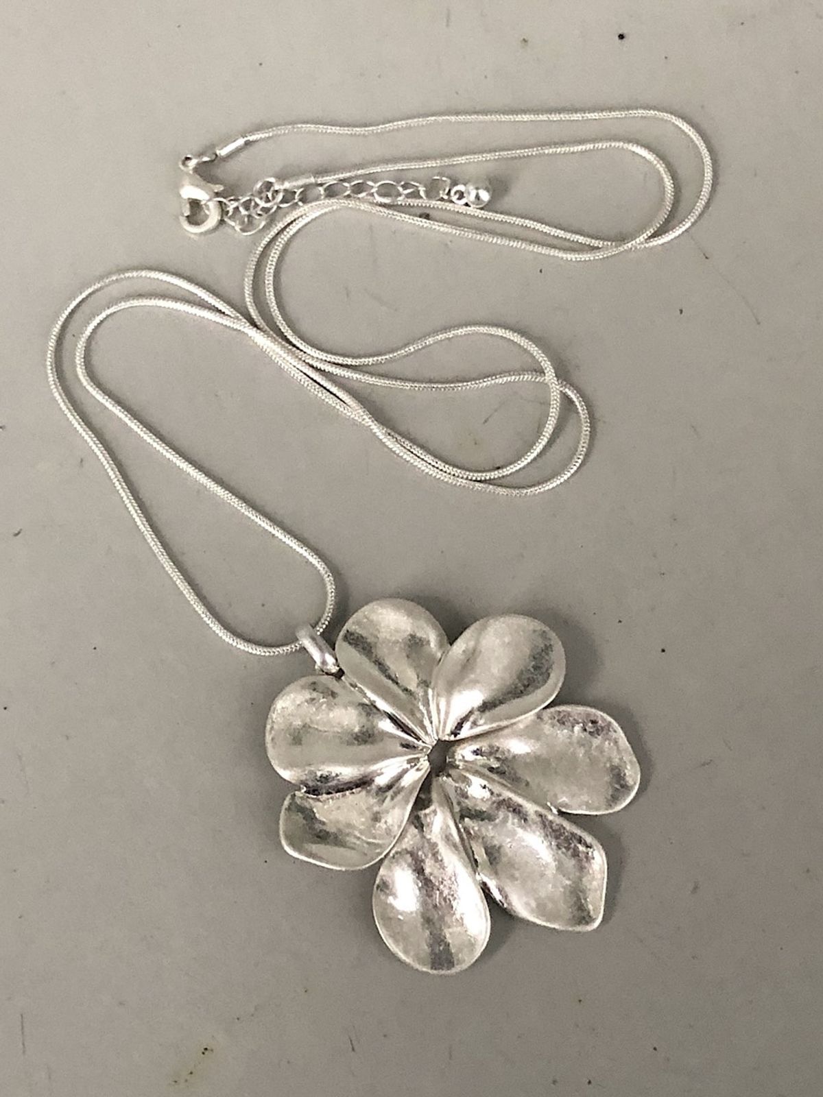 아포엠(APOEM) Petal Motion  Drop Necklace