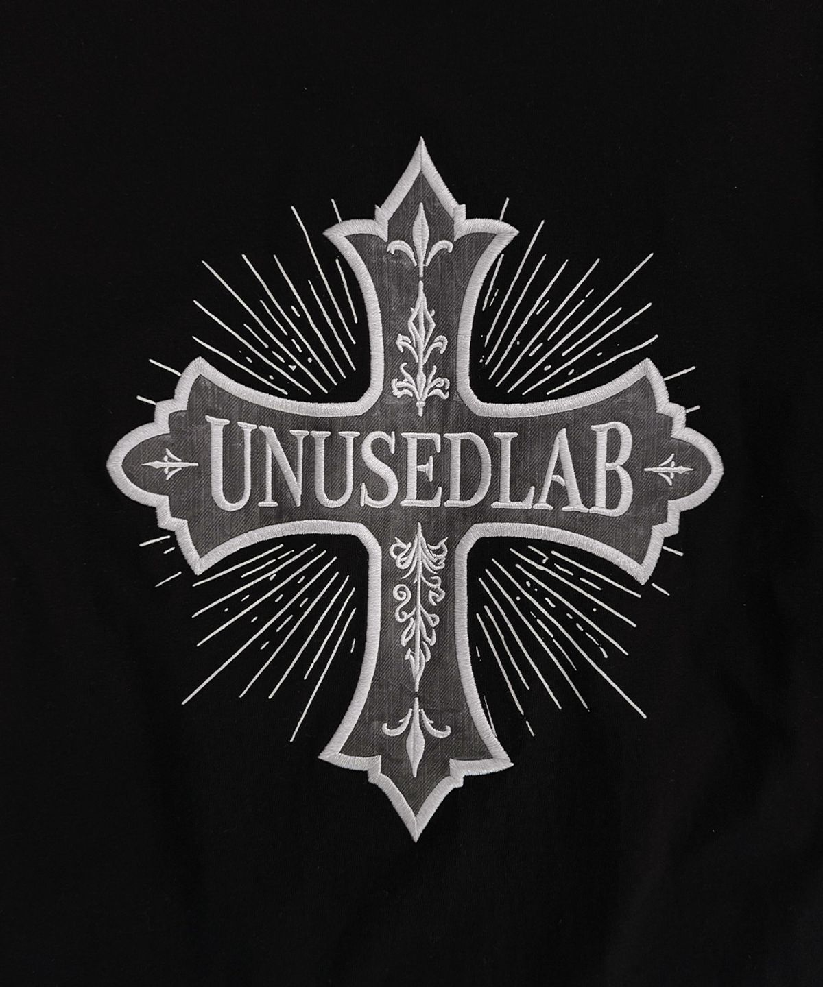 언유즈랩(UNUSEDLAB) 크로스 패치 반팔 티셔츠 [블랙]