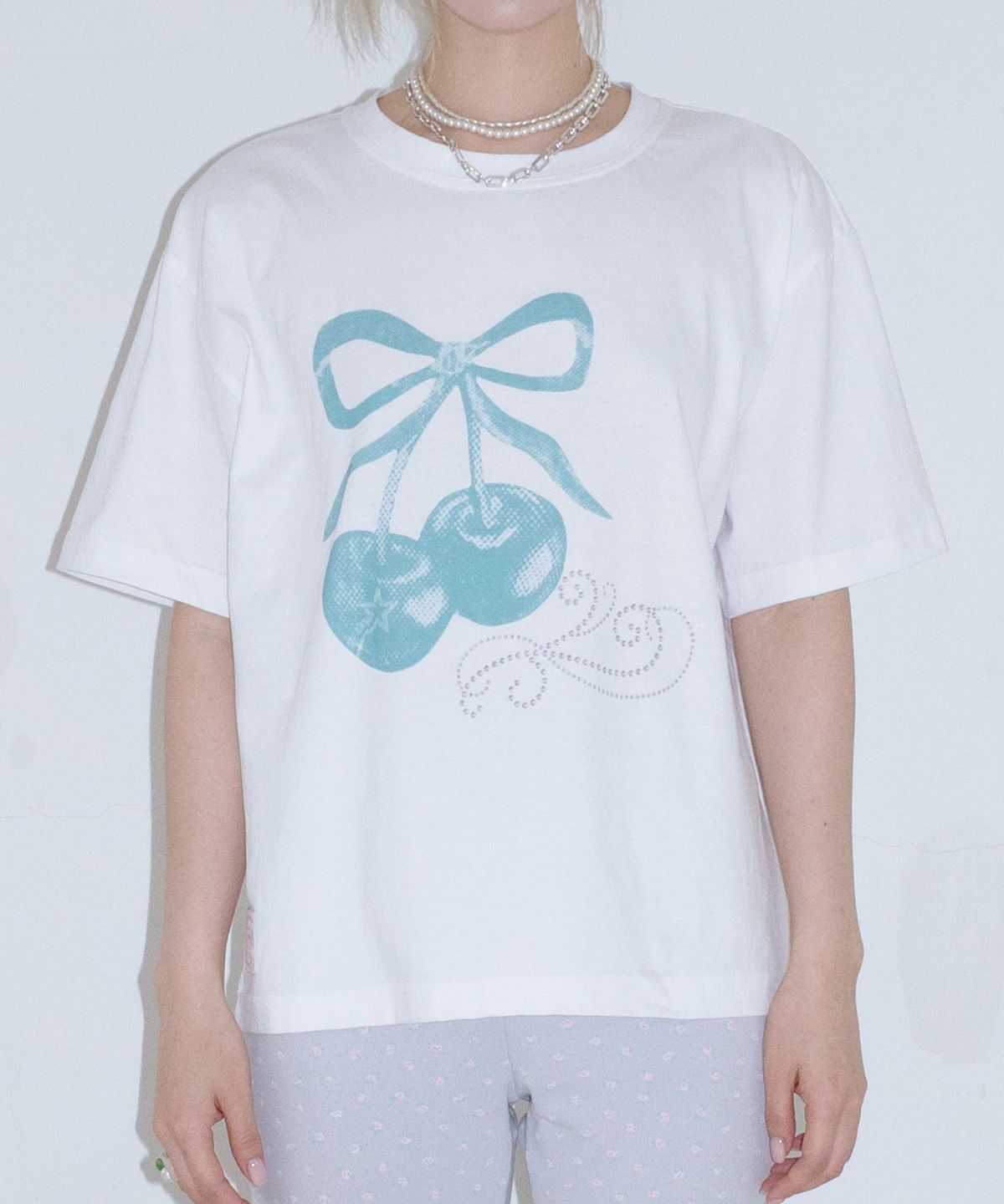 페이키(FAKIII) Cherry Stud Graphic T-shirt_WHITE
