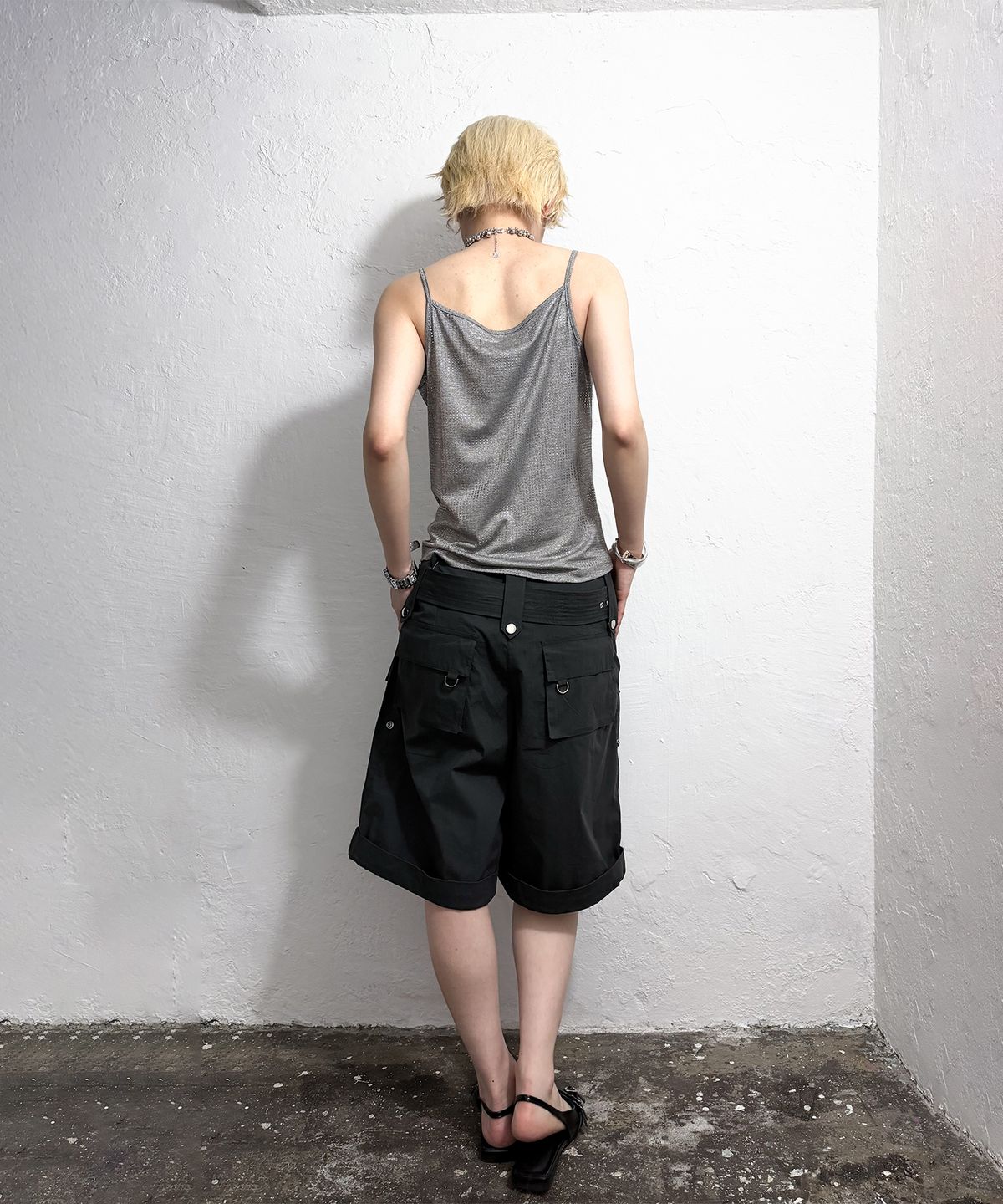 스틸레써디(STILLLETHARDY) 글리터 카울 넥 캐미솔: 그레이