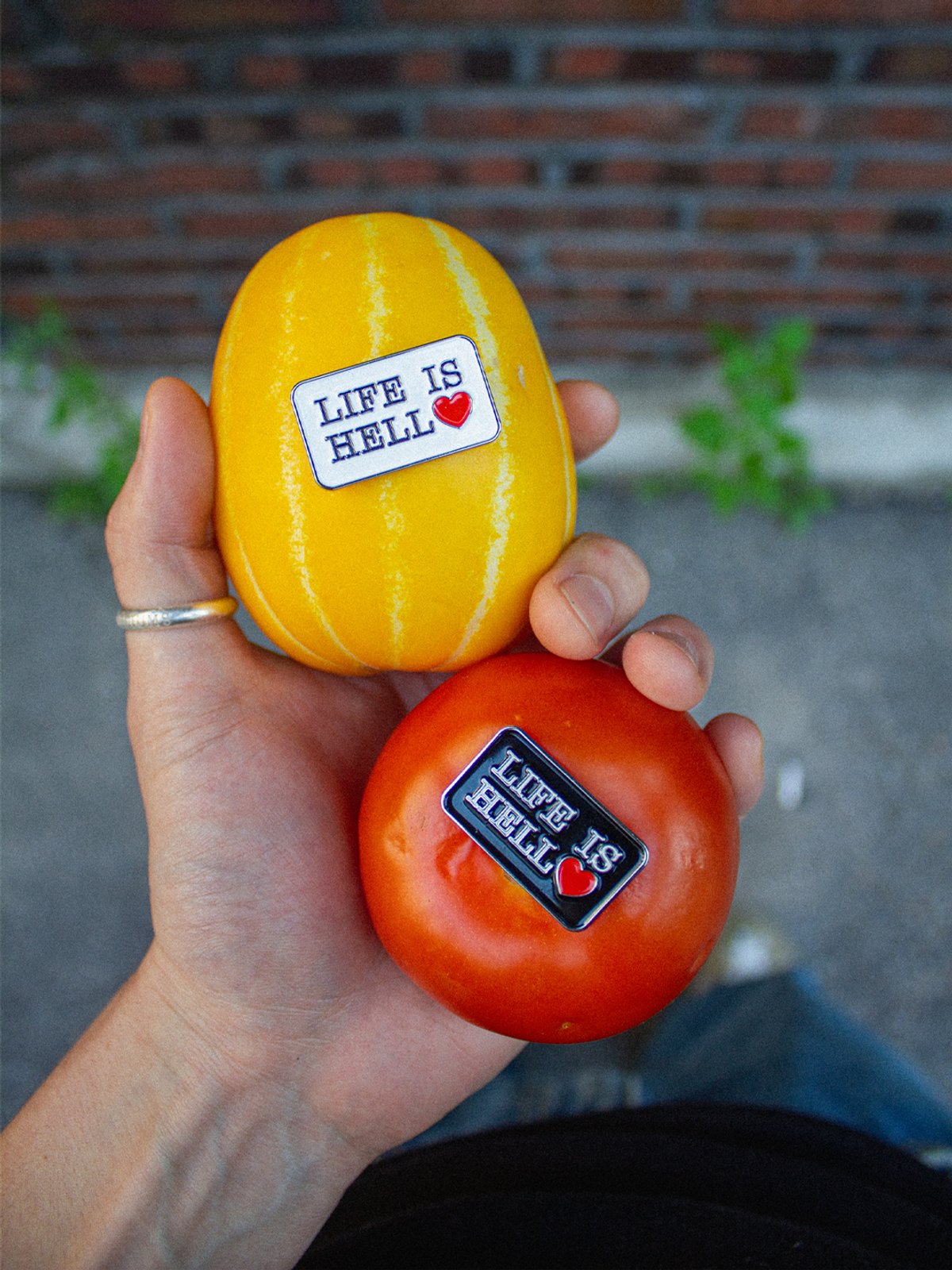 미디엄스(MEDIUMS) LIFE IS HELL Pin Set(2pcs) - White & Black (라이프 이즈 헬 핀 세트)