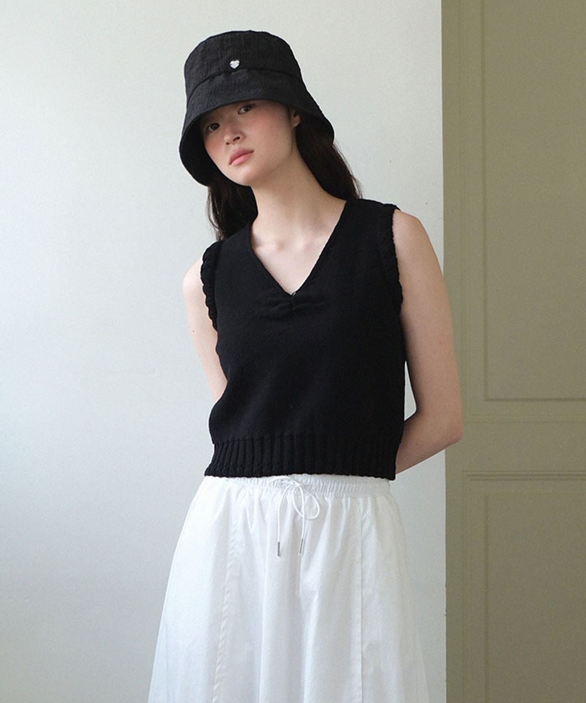 모의(MOUI) Scallop sleeveless knit vest (BLACK)