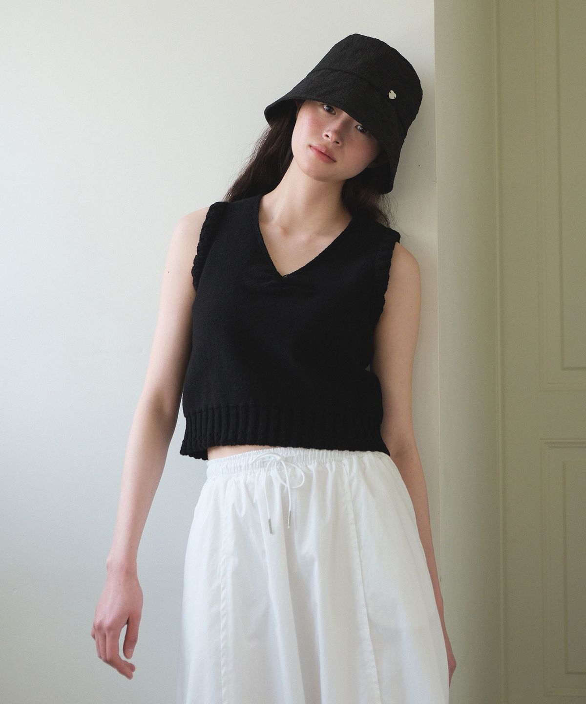모의(MOUI) Scallop sleeveless knit vest (BLACK)