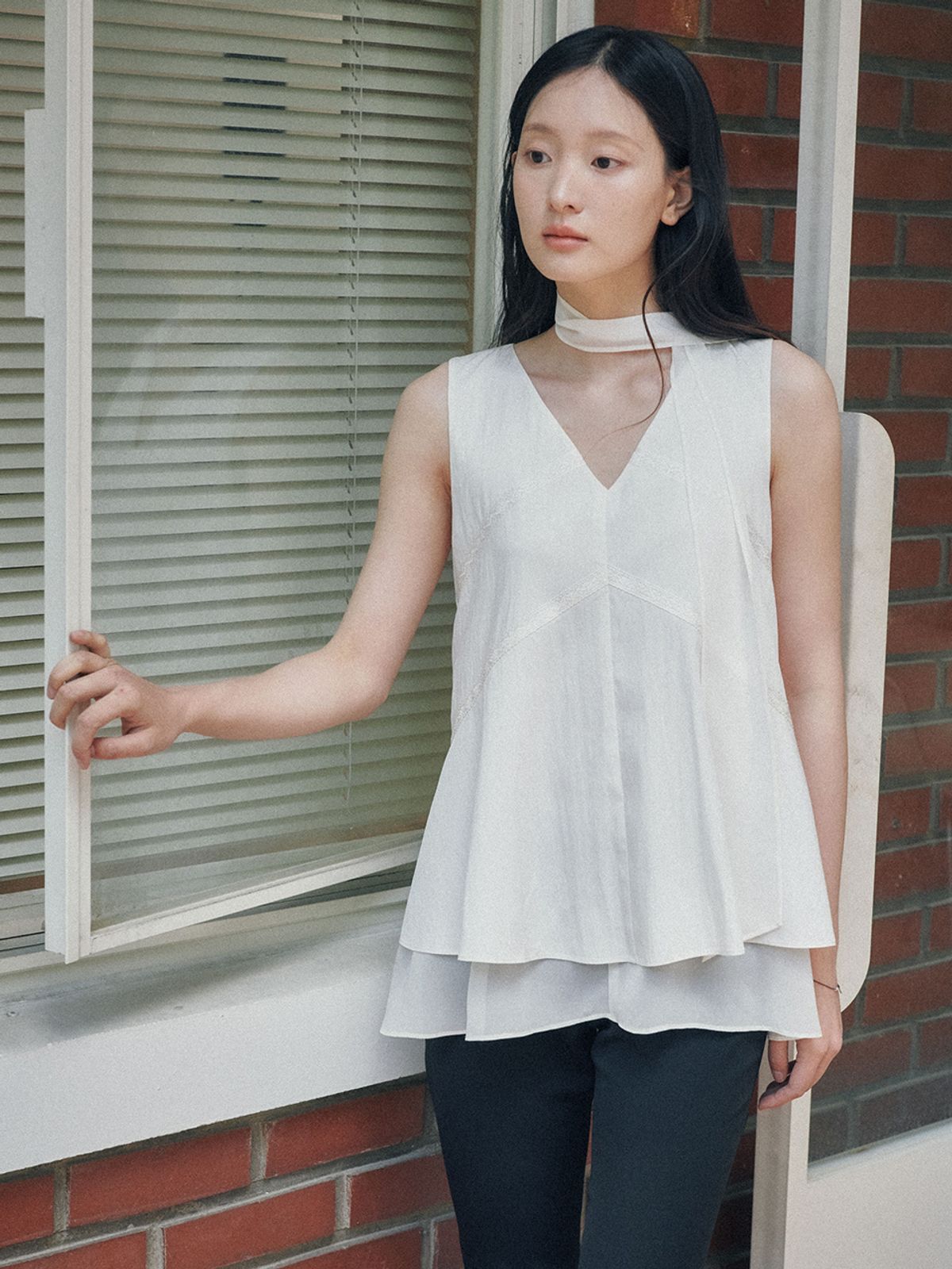 오앨(OUEL) SHEER SCARF SLEEVELESS TOP_WHITE