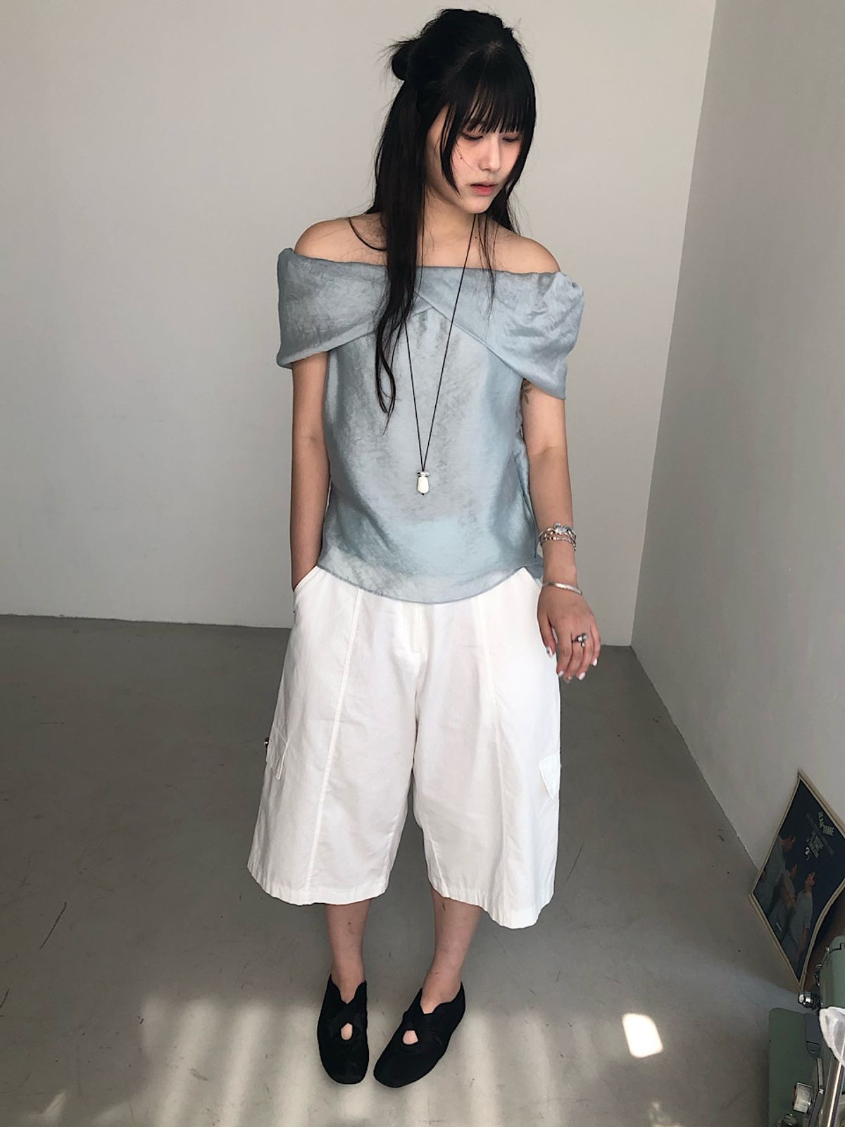 아포엠(APOEM) Tulip Off-Shoulder Blouse (3C)