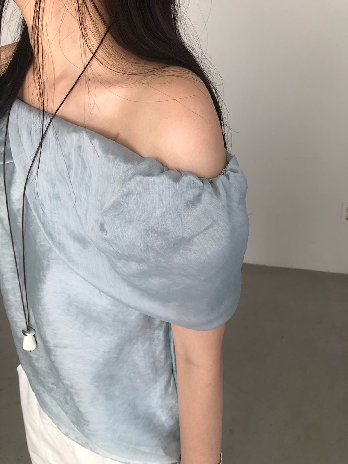 아포엠(APOEM) Tulip Off-Shoulder Blouse (3C)