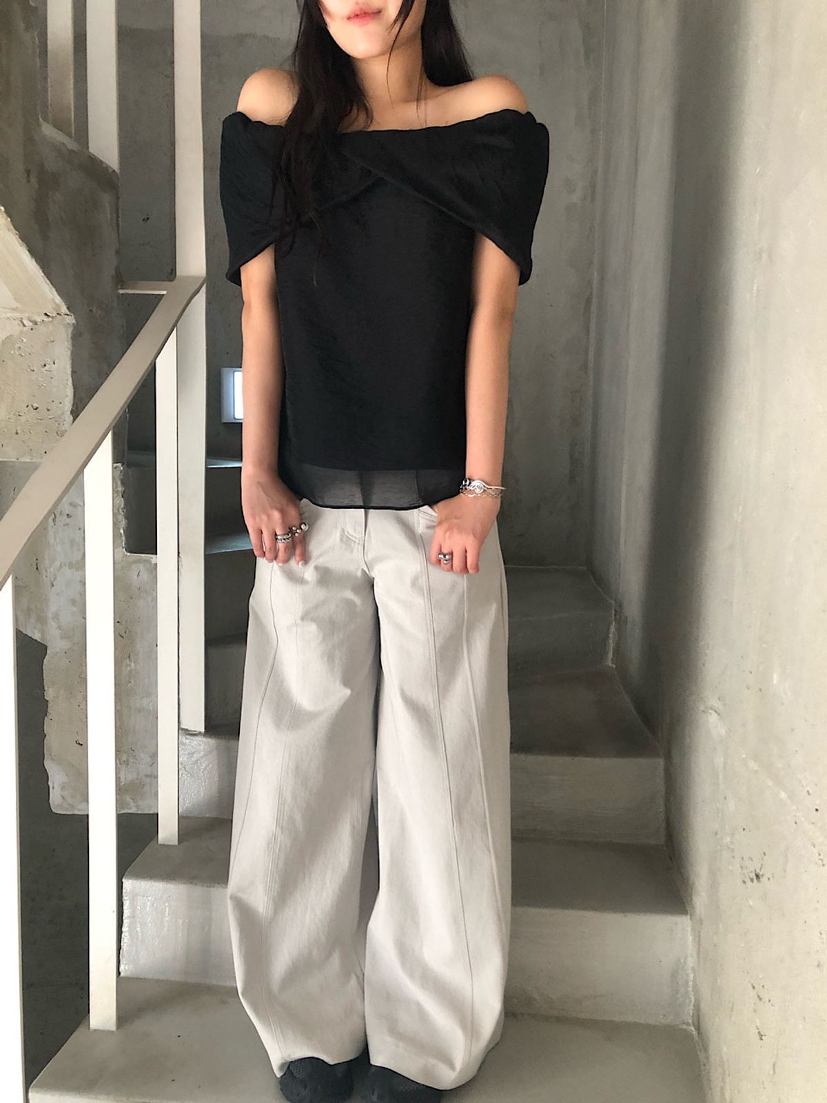 아포엠(APOEM) Tulip Off-Shoulder Blouse (3C)
