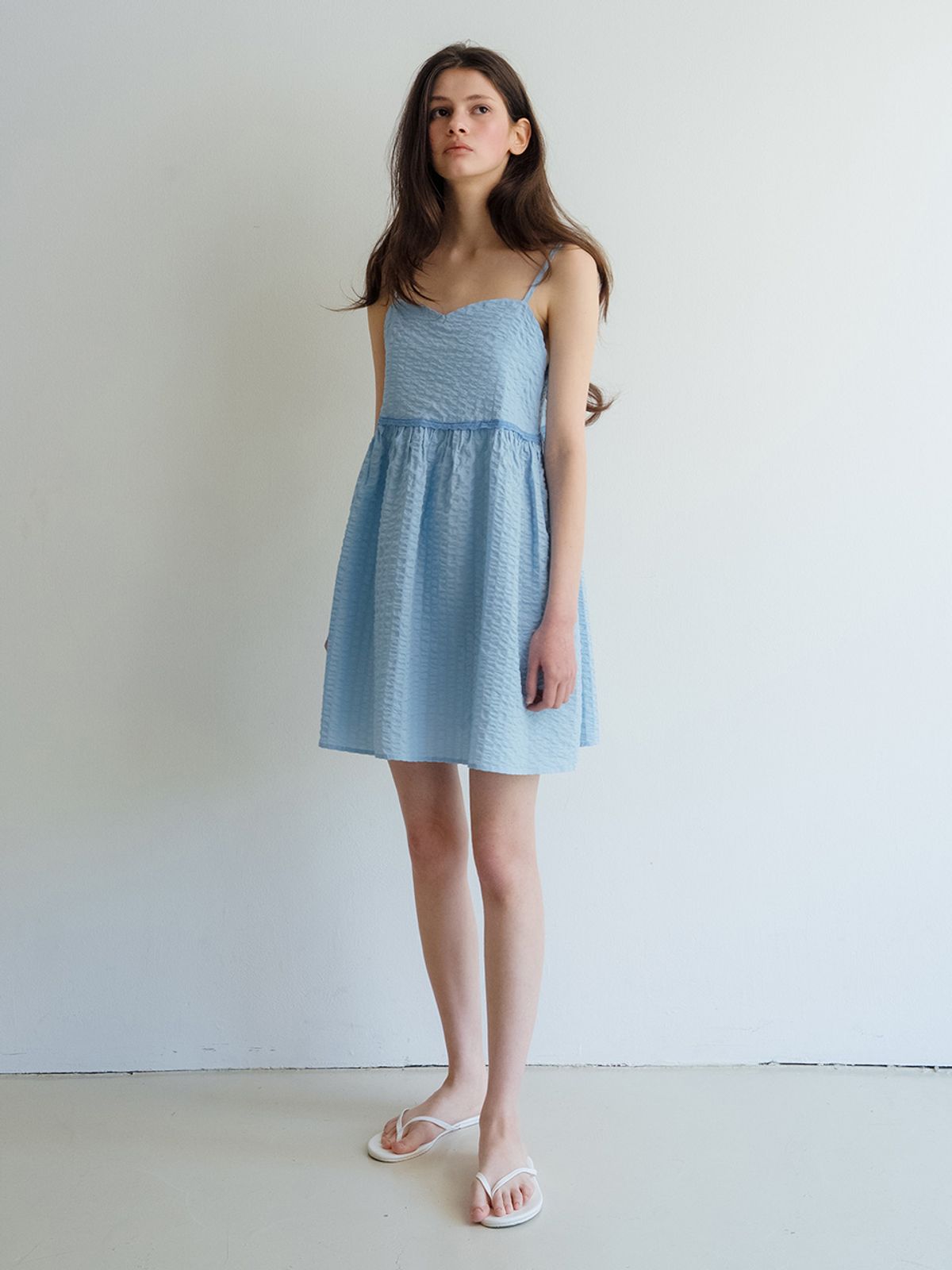 뮈르뮈르(MURMURE) 헤인트 엠보 하트넥 스모크 원피스_Haint Dress