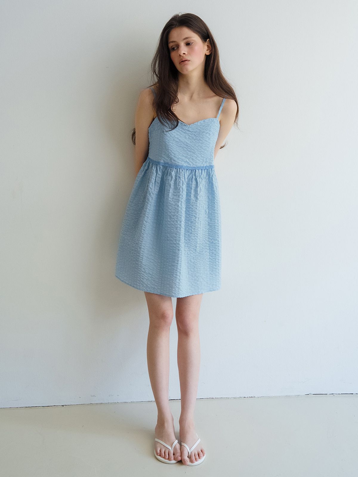 뮈르뮈르(MURMURE) 헤인트 엠보 하트넥 스모크 원피스_Haint Dress