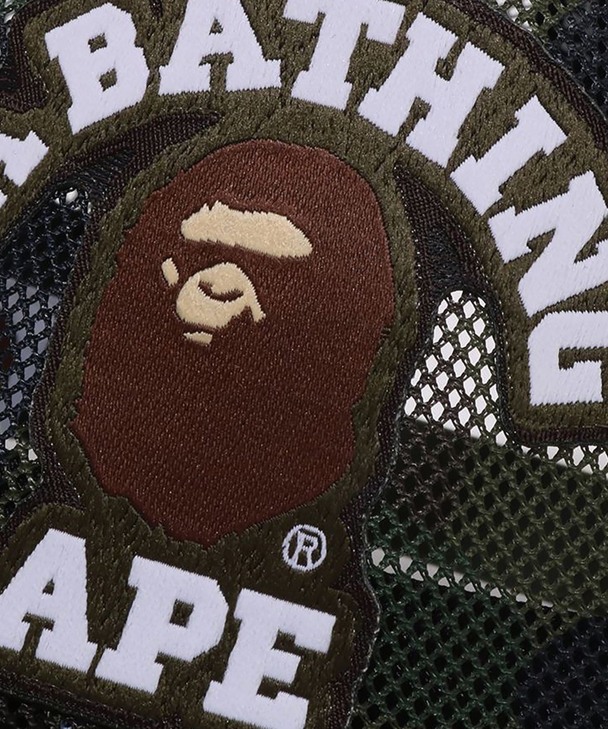 베이프(BAPE) 퍼스트 카모 콜리지 엠브로더리 패치드 메쉬 캡 GREEN