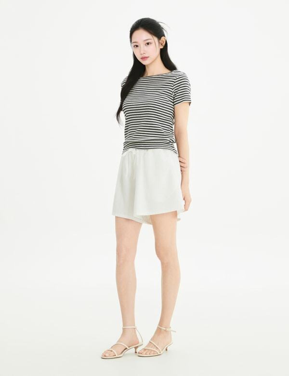 로엠(ROEM) 스카시 반팔 U넥 티셔츠 RMHWG25RT7