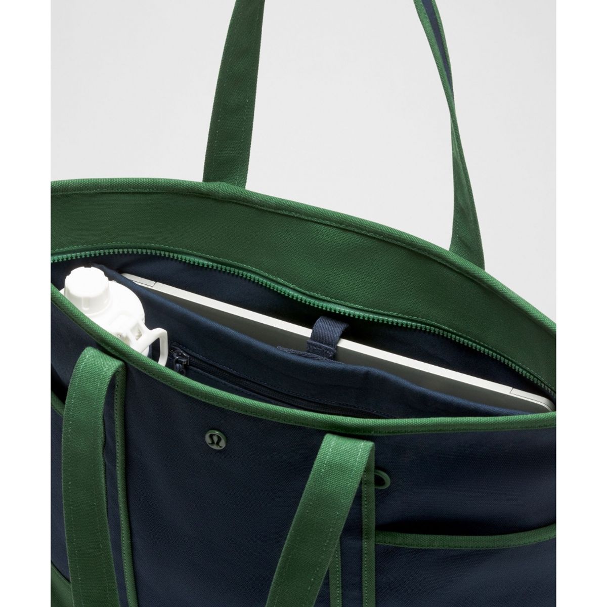 룰루레몬(LULULEMON) 데일리 멀티 포켓 집 탑 토트백 18L  TRNV IVYG