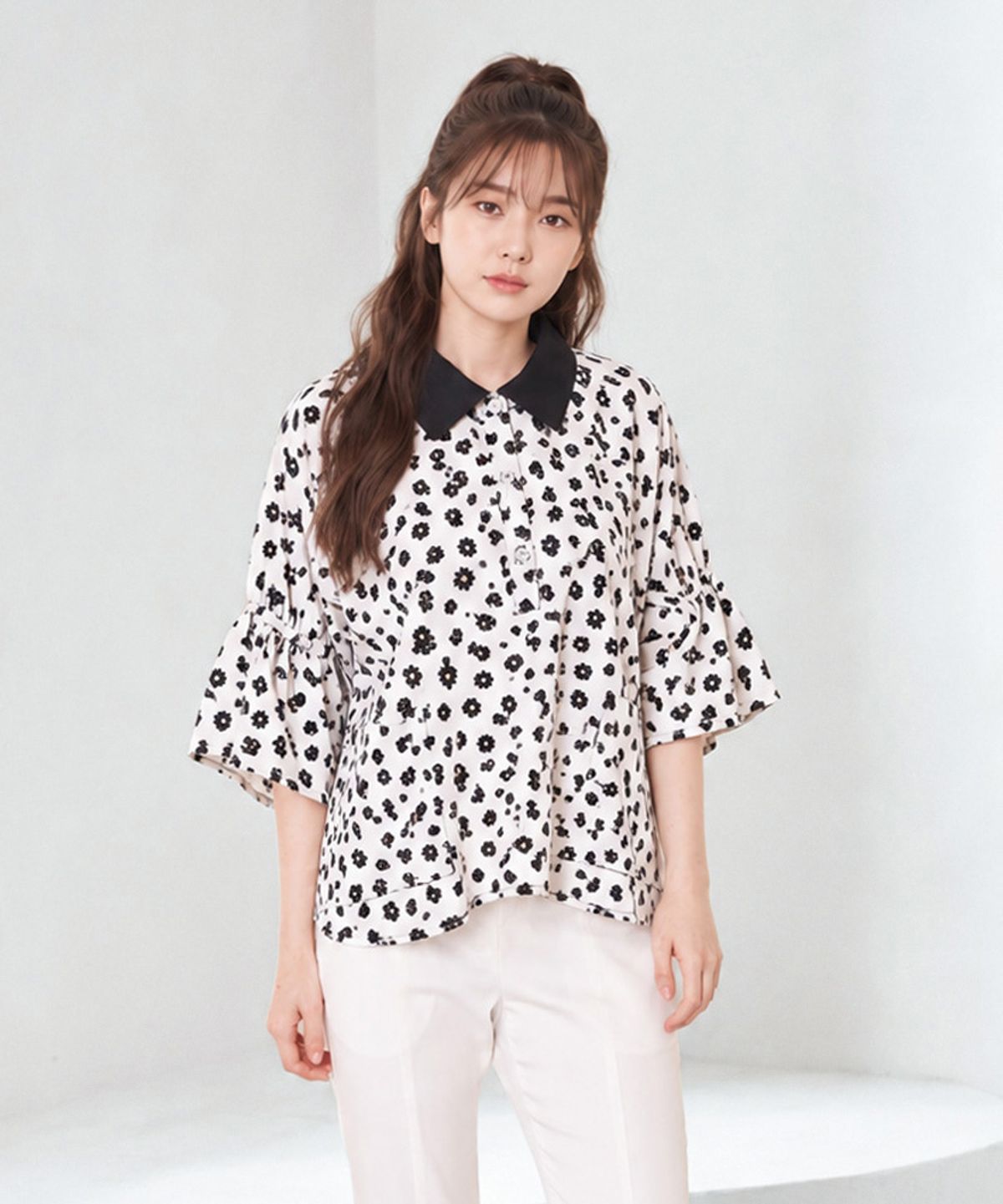 엘바이엘(LBYL) 화이트 플라워 블랙 카라 라그란 블라우스