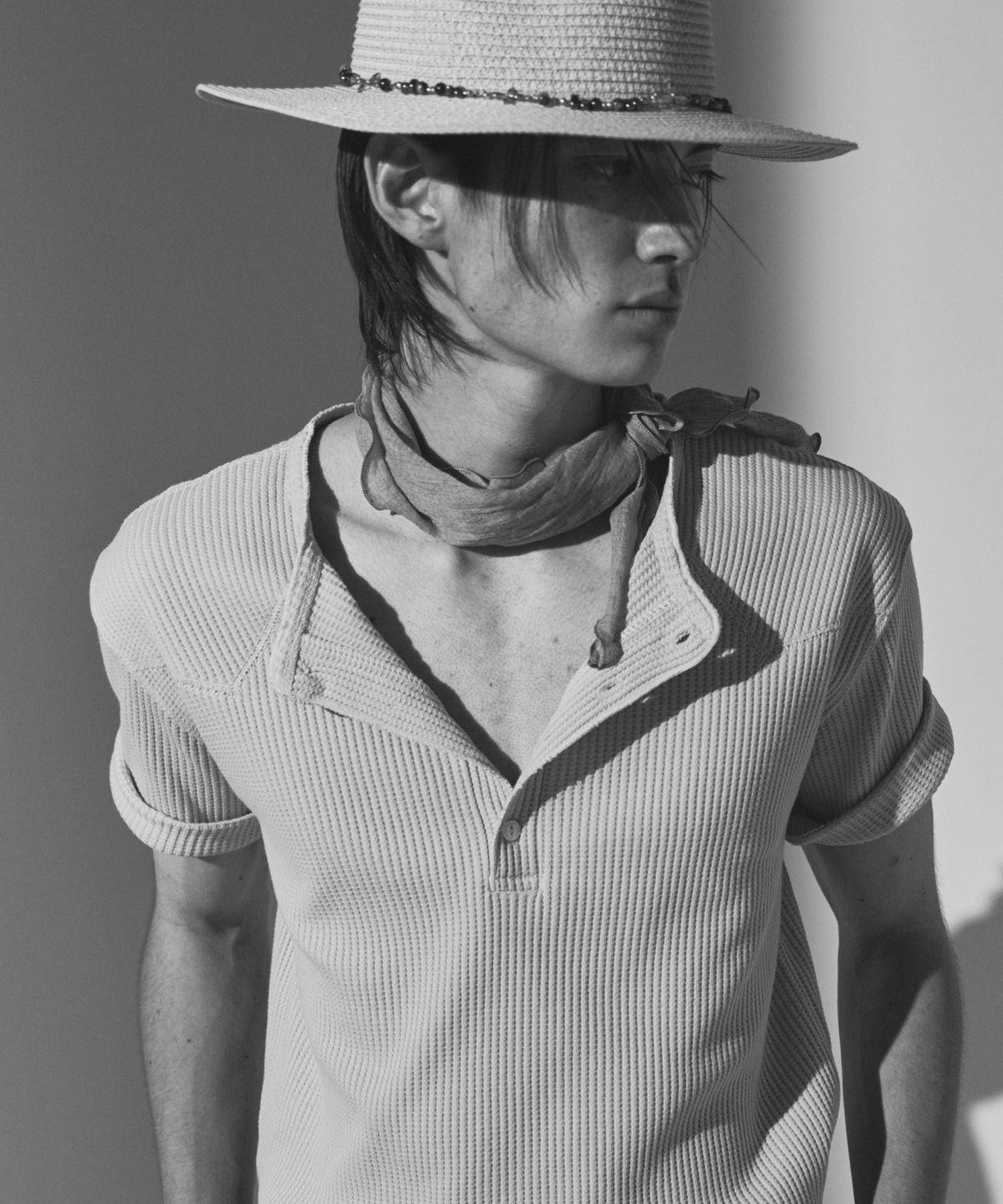 에스에스와이(SSY) 웨스턴 요크 와플 헨리넥 하프 슬리브 슬레이트
