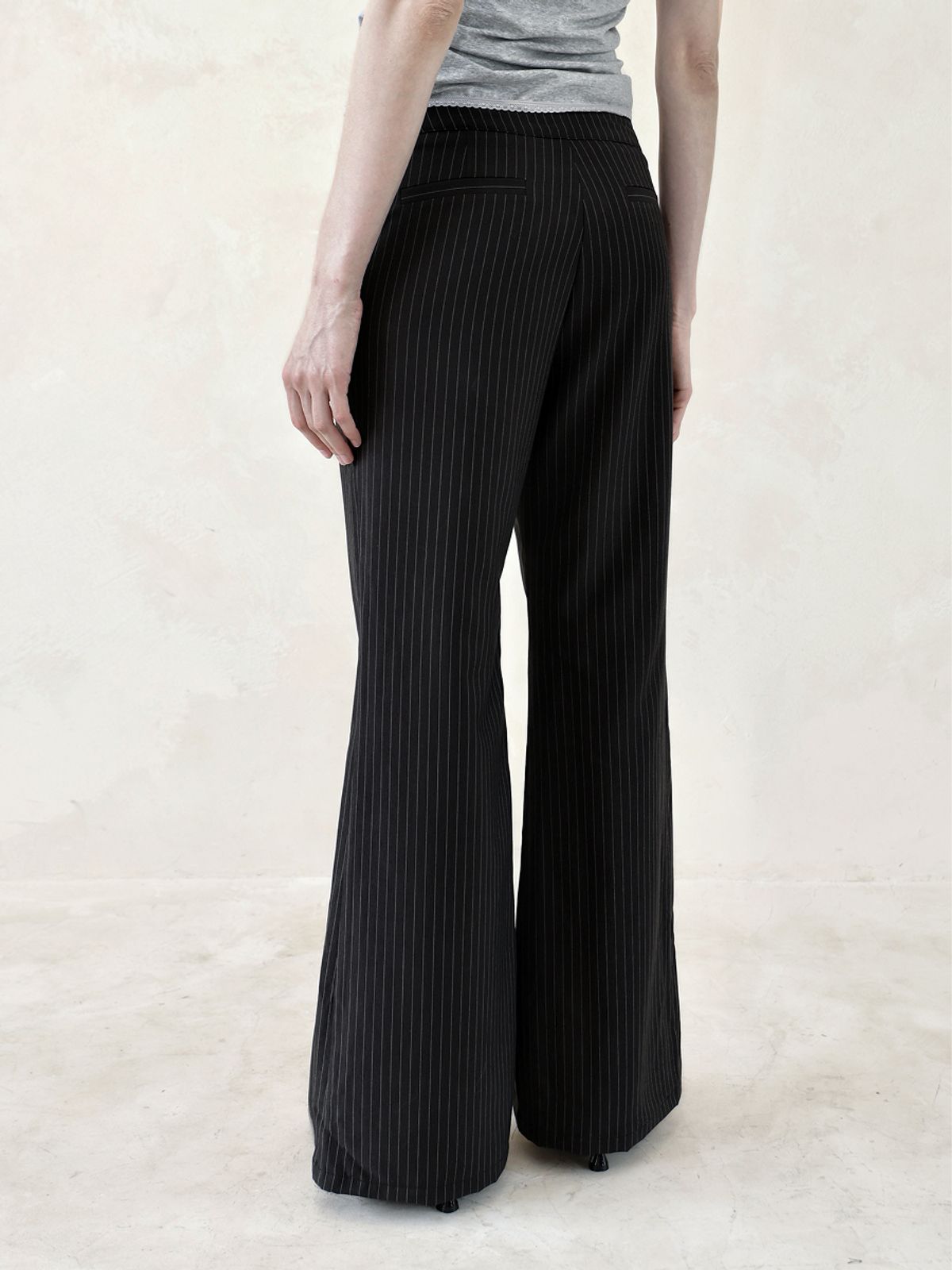 오운서(OWNSER) 마리아 라인 부츠컷 팬츠 (Charcoal Stripe)