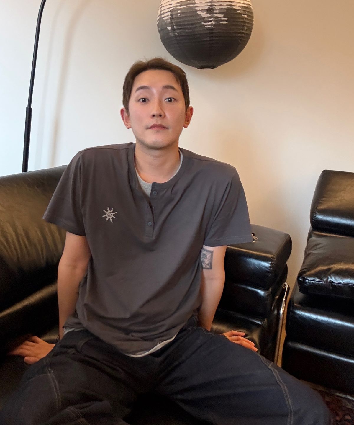노디(NODI) 코튼 30수 레이어드 헨리넥 반팔 크롭 티셔츠 차콜