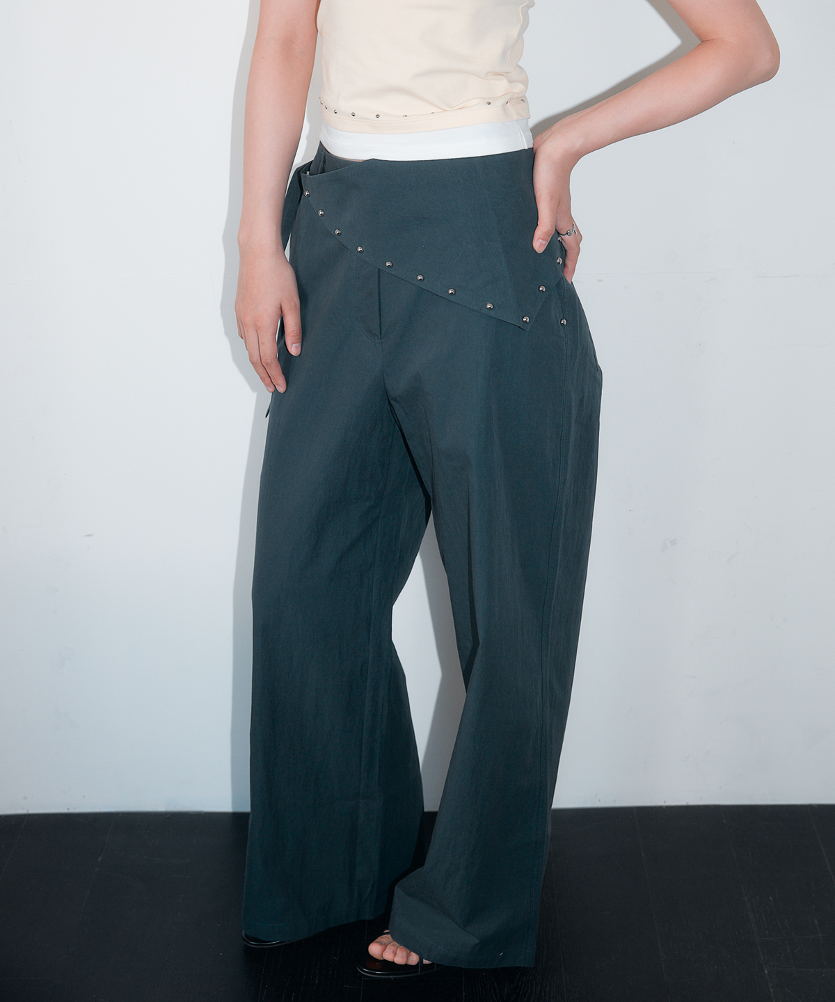 홈바디띵즈(HOMEBODY THINGS) Detachable Stud Belt Pants (NAVY)