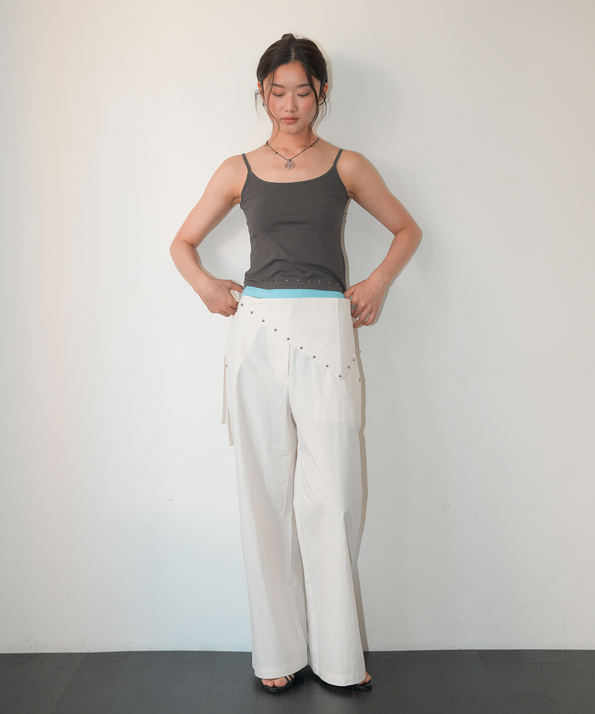 홈바디띵즈(HOMEBODY THINGS) Detachable Stud Belt Pants (IVORY)