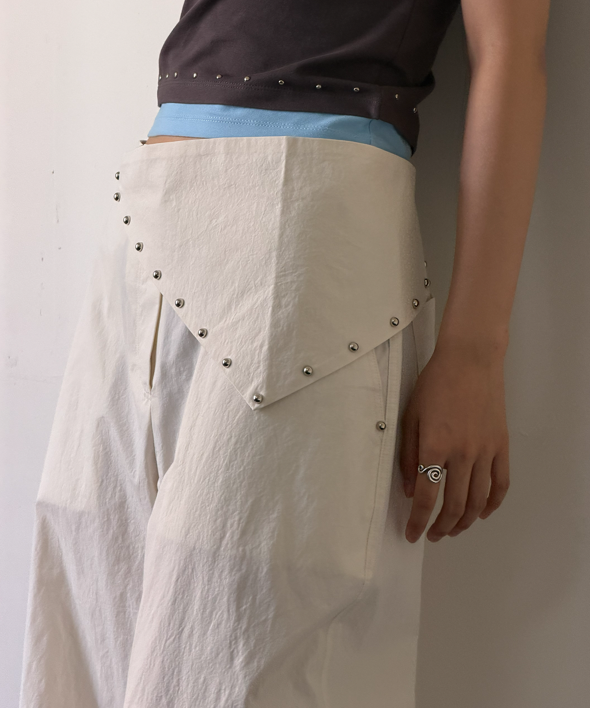 홈바디띵즈(HOMEBODY THINGS) Detachable Stud Belt Pants (IVORY)