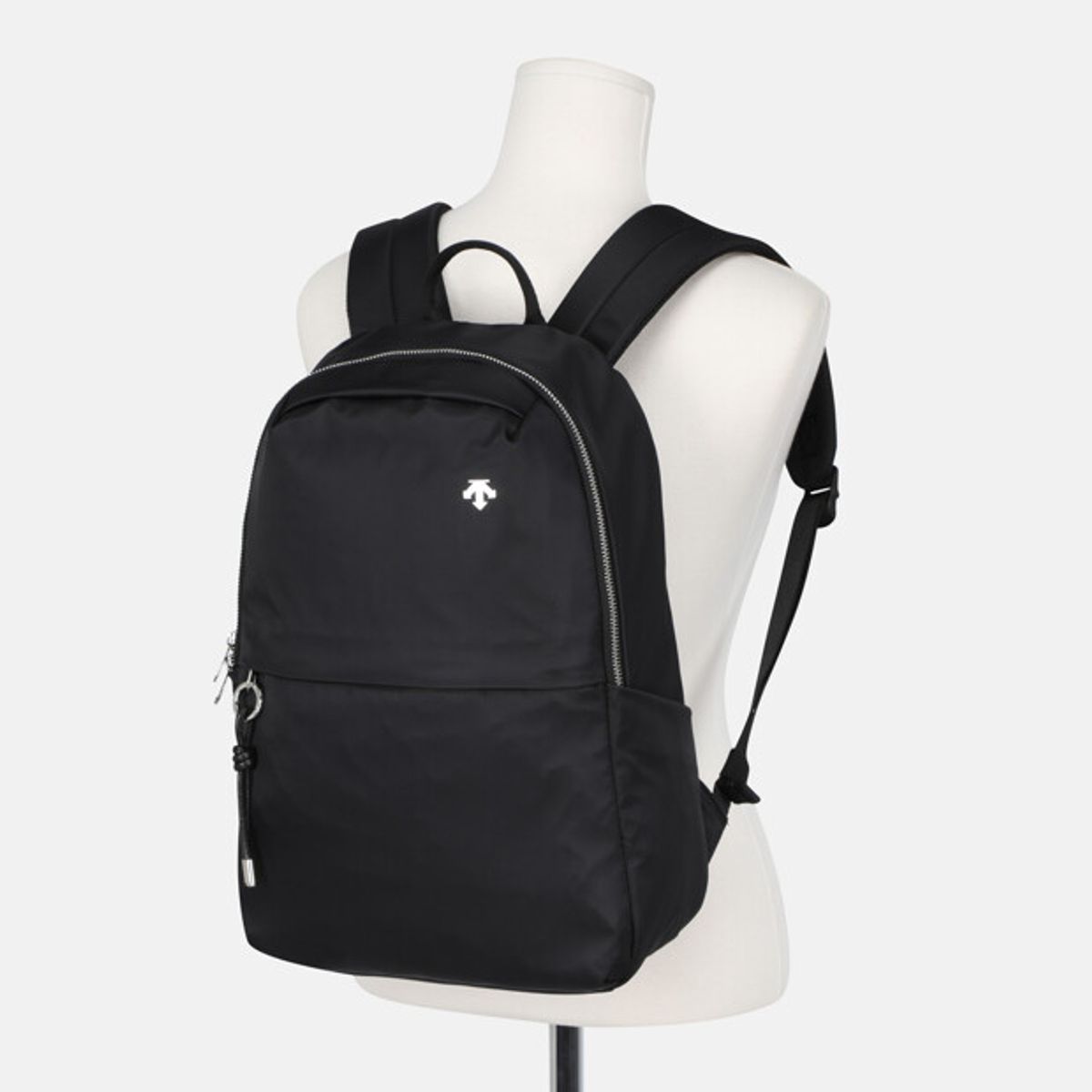 데상트(DESCENTE) 여성 에나멜 백팩 (12L) 블랙 SR322UBP70