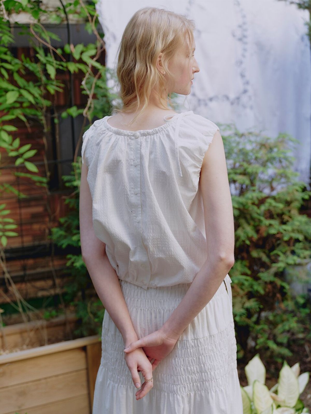 뮈뮈에르(MUEMUER) Ethereal Two-Way Sleeveless Blouse MU2635BL317M