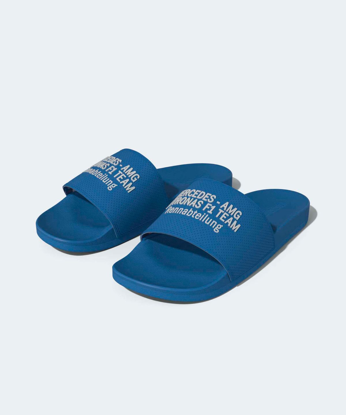 아디다스(ADIDAS) 메르세데스 AMG F1 팀 아딜렛 컴포트 슬라이드 - 블루버드 / HQ9489