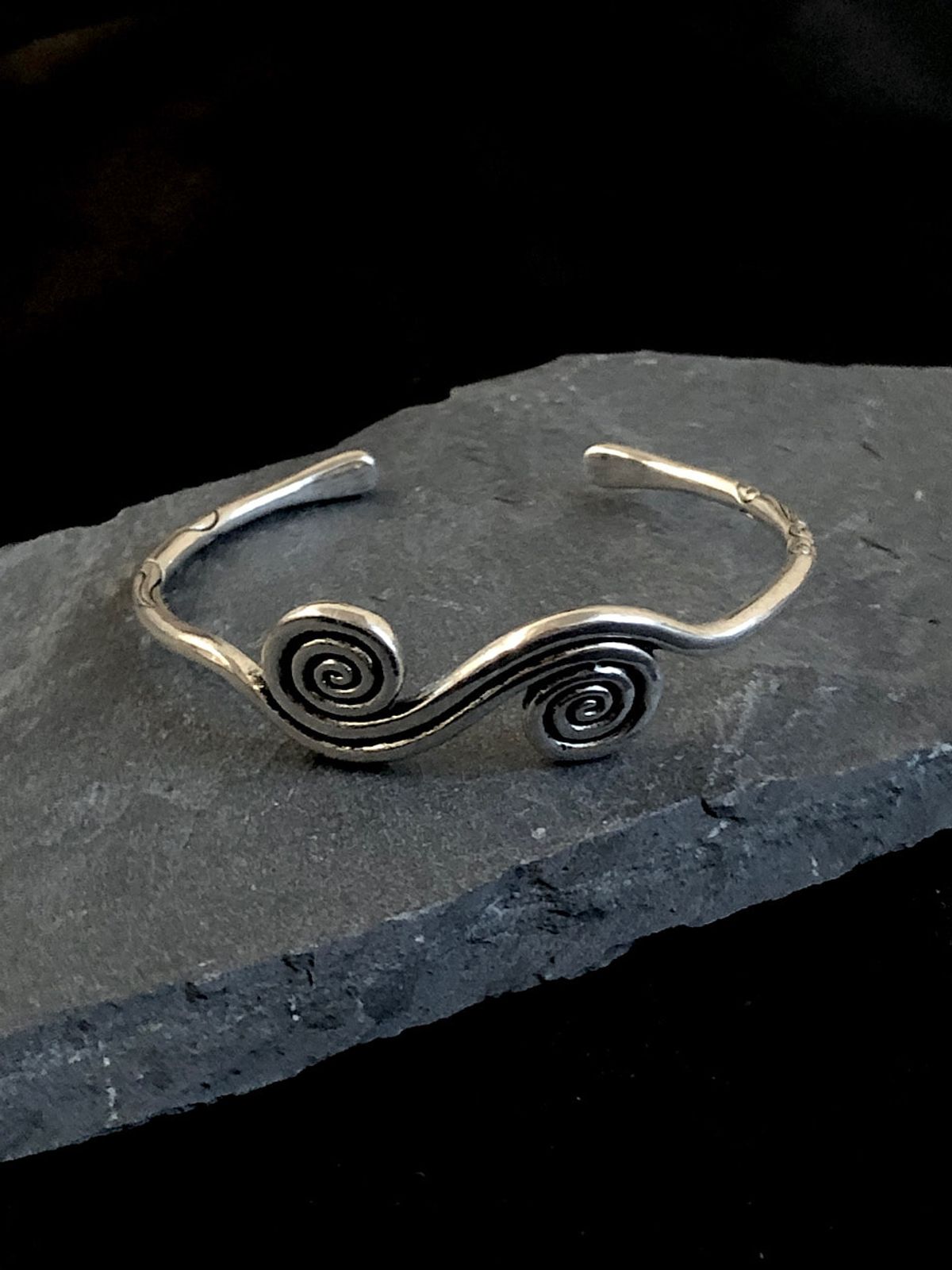 아포엠(APOEM) Spiral Wave Bangle