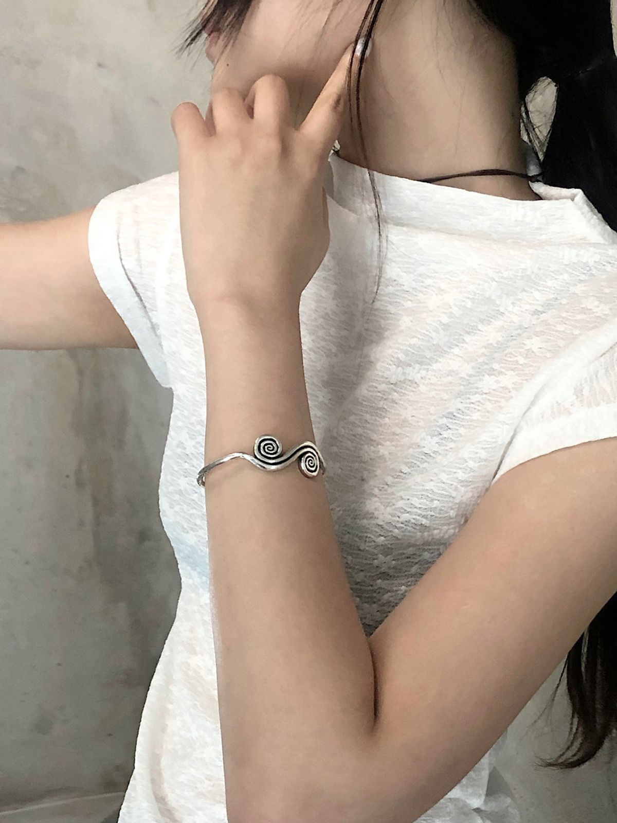 아포엠(APOEM) Spiral Wave Bangle