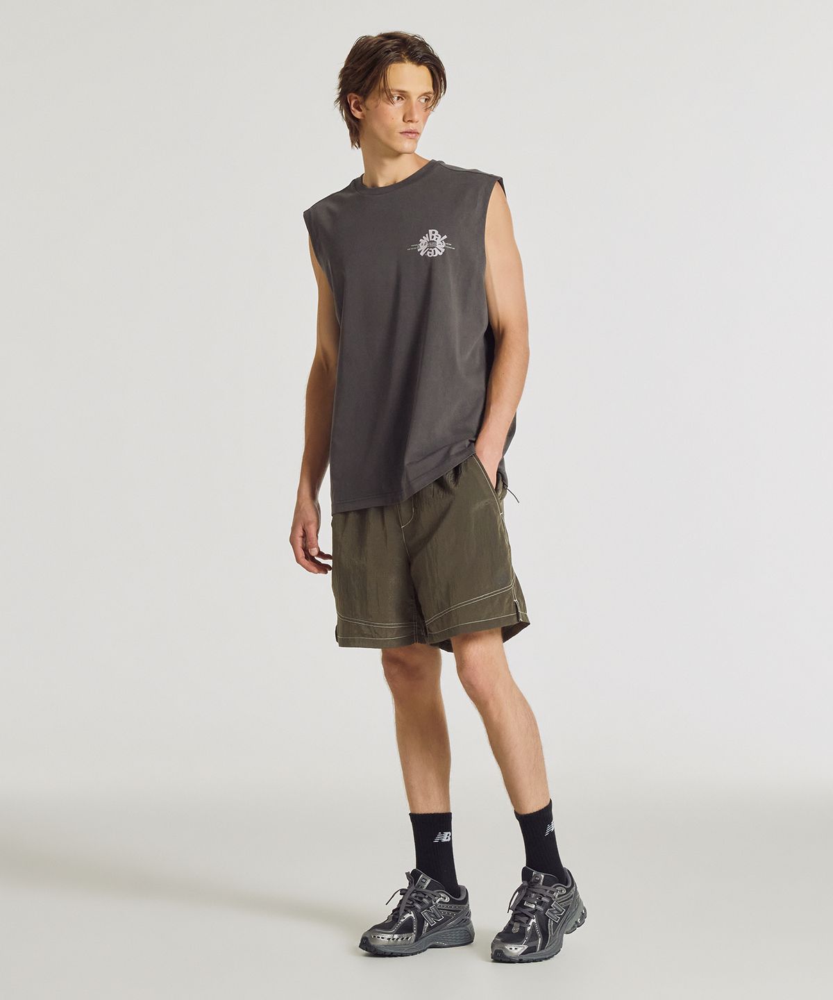 뉴발란스(NEW BALANCE) NBNGG3A023 / UNI Archive Pace Circle 그래픽 나시티 (CHARCOAL)
