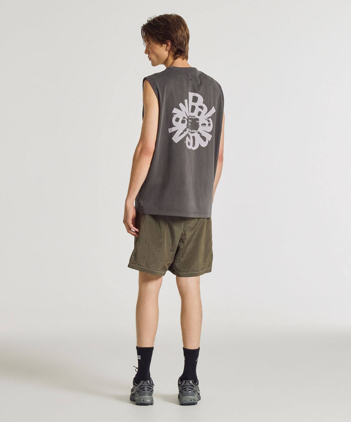 뉴발란스(NEW BALANCE) NBNGG3A023 / UNI Archive Pace Circle 그래픽 나시티 (CHARCOAL)