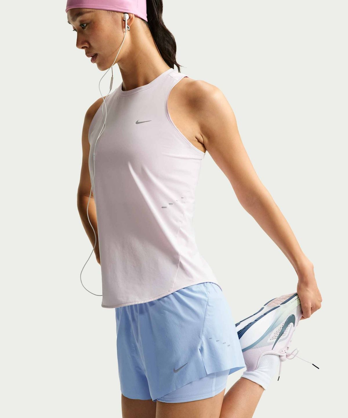 나이키(NIKE) 스위프트 드라이 핏 미드라이즈 투인원 러닝 쇼츠 W - 알루미늄:그리드아이언 / HJ5377-468