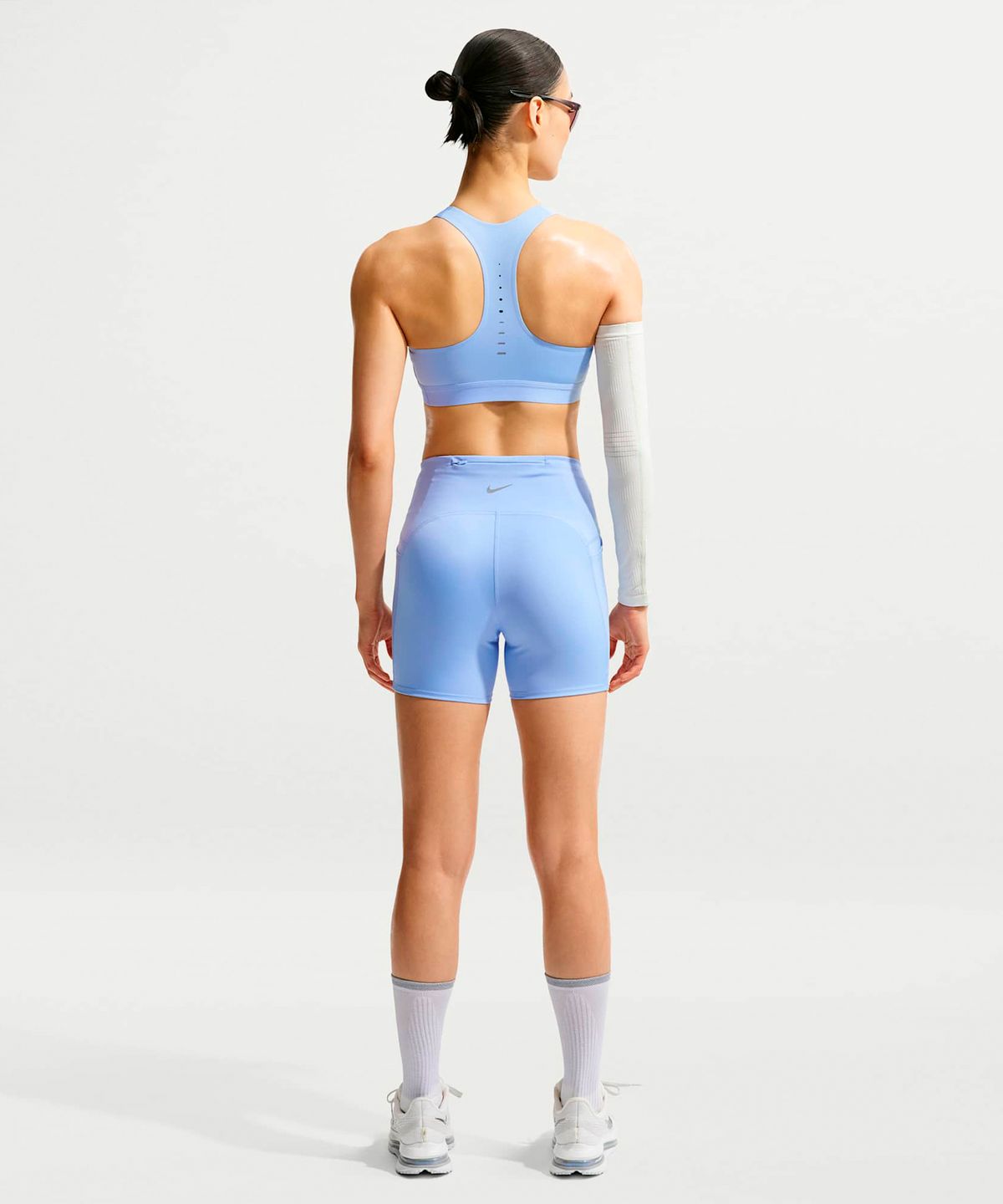 나이키(NIKE) 스위프트 하이 서포트 라이틀리 라인드 스포츠 브라 W - 알루미늄 / HM5221-468