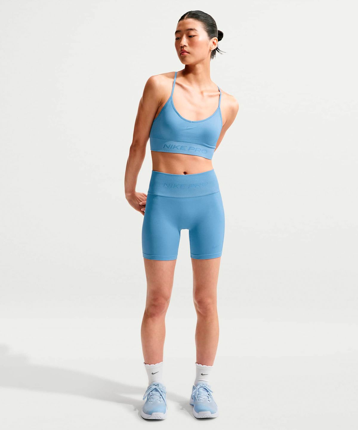 나이키(NIKE) 프로 심리스 라이트 서포트 패드 스포츠 브라 W - 워크 블루 / IB9844-486