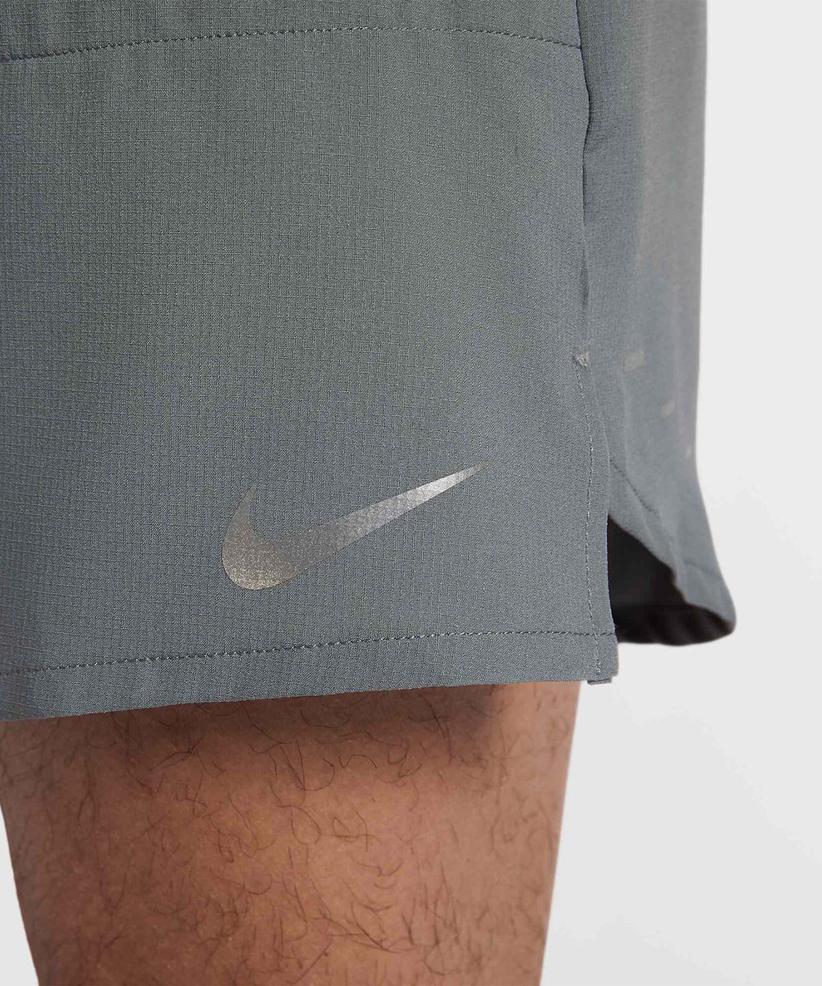 나이키(NIKE) 스트라이드 드라이 핏 7인치 브리프 라인드 러닝 쇼츠 M - 스모크 그레이 / IF2047-084
