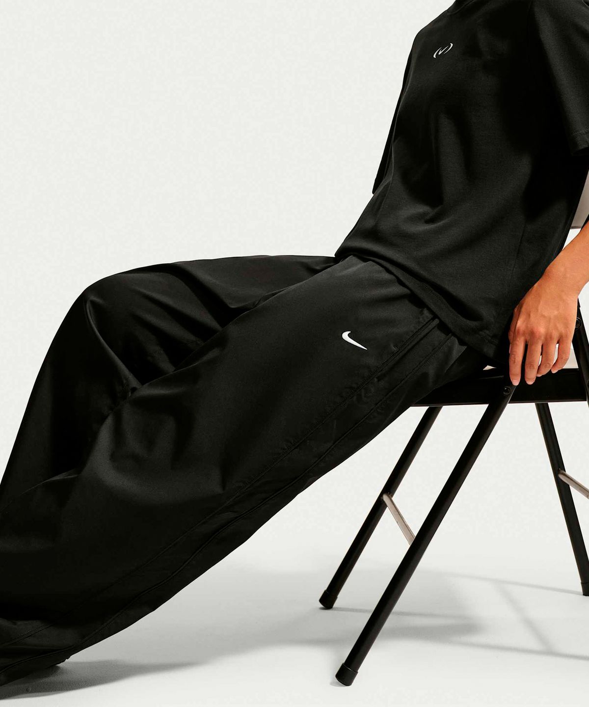 나이키(NIKE) 스포츠웨어 루즈 핏 하이웨이스트 트랙 팬츠 W - 블랙:화이트 / IQ3167-010