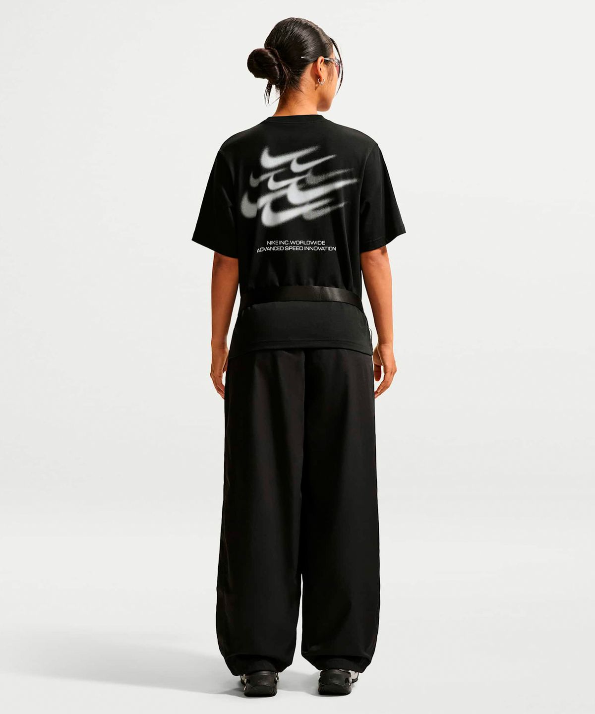 나이키(NIKE) 스포츠웨어 루즈 핏 하이웨이스트 트랙 팬츠 W - 블랙:화이트 / IQ3167-010