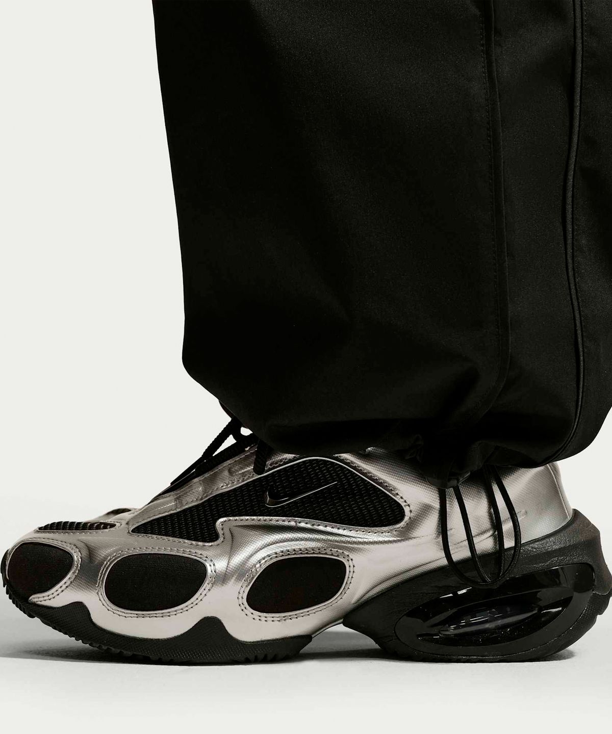 나이키(NIKE) 스포츠웨어 루즈 핏 하이웨이스트 트랙 팬츠 W - 블랙:화이트 / IQ3167-010