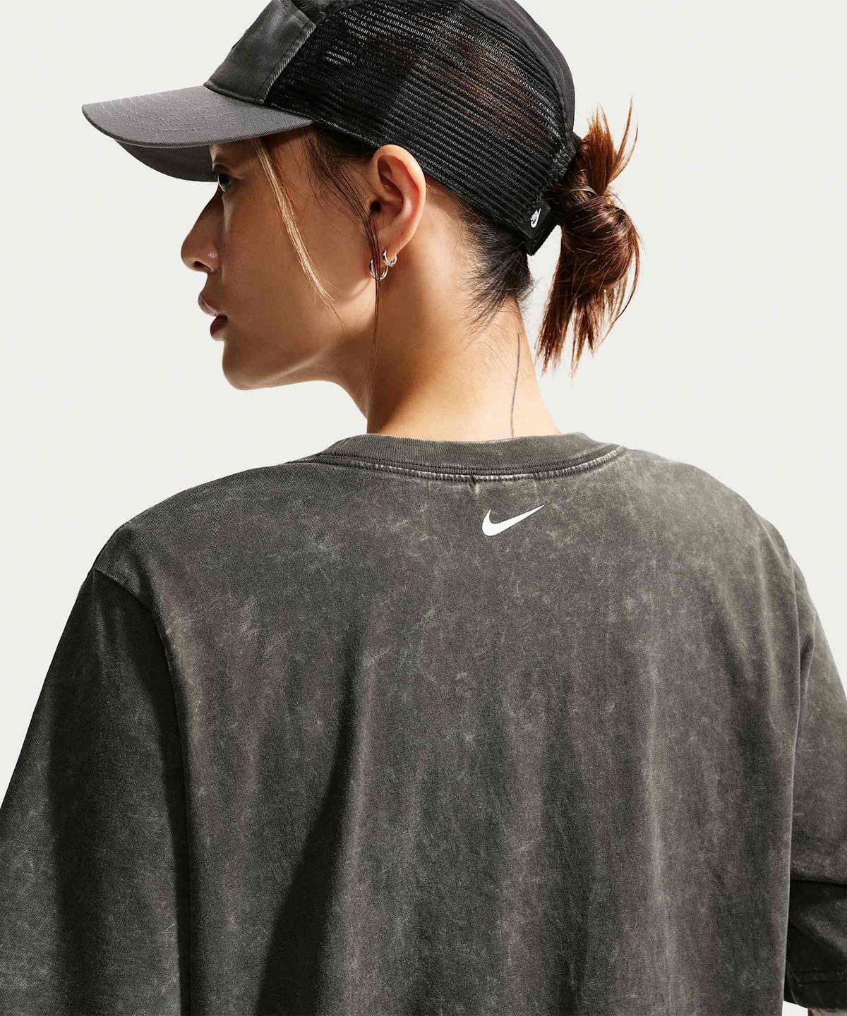 나이키(NIKE) 스포츠웨어 티셔츠 W - 앤트러사이트 / IW1198-060