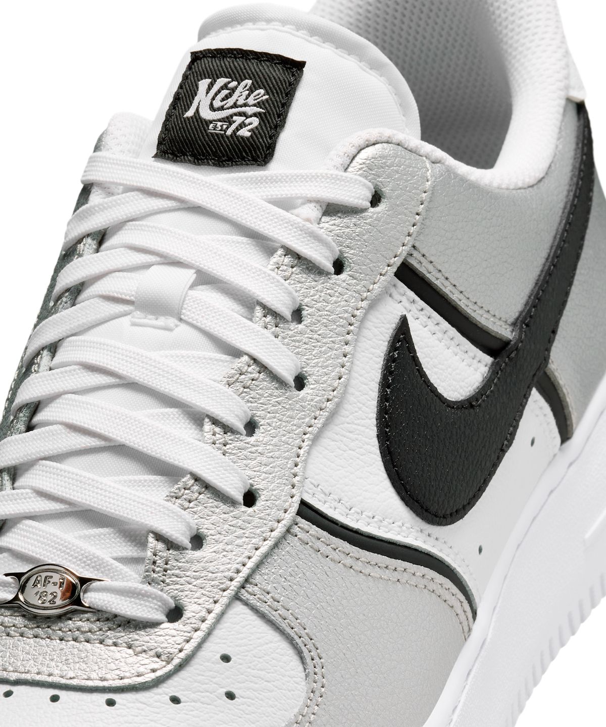 나이키(NIKE) 에어 포스 1 07 LV8 M - 메탈릭 실버:화이트:코코넛 밀크:블랙 / IM5752-001