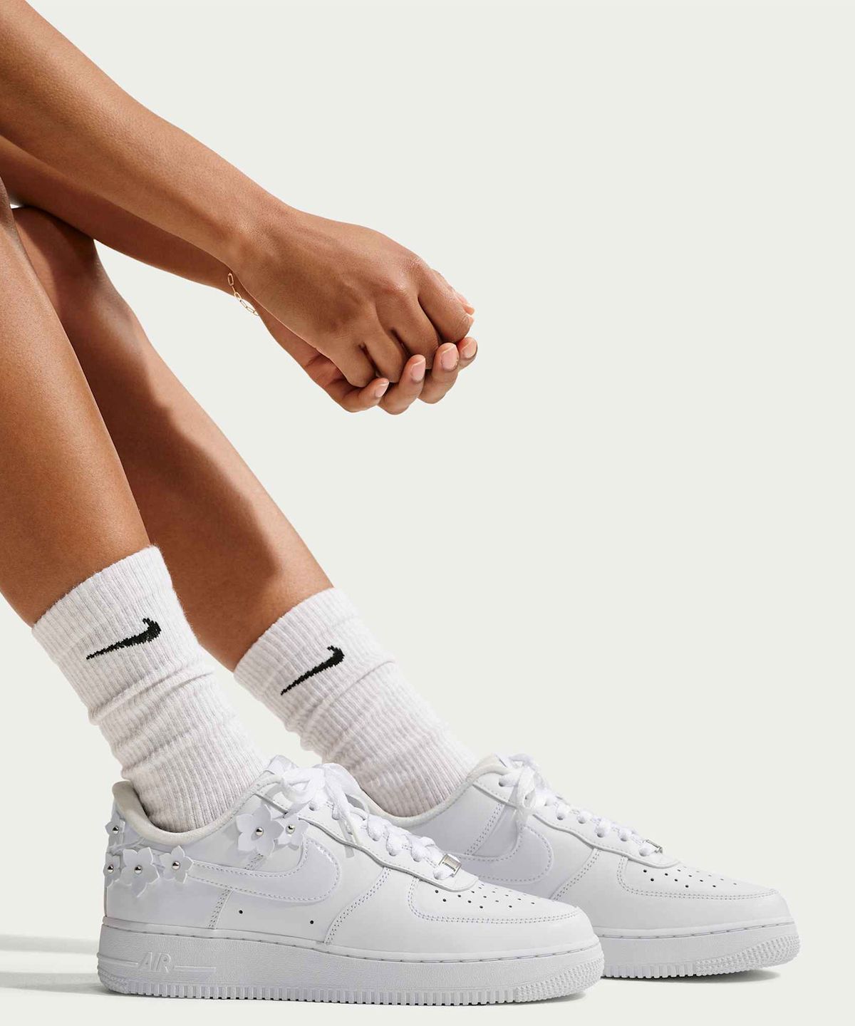 나이키(NIKE) 에어 포스 1 07 플로레트 W - 화이트:울프 그레이:메탈릭 실버:화이트 / IR8637-100