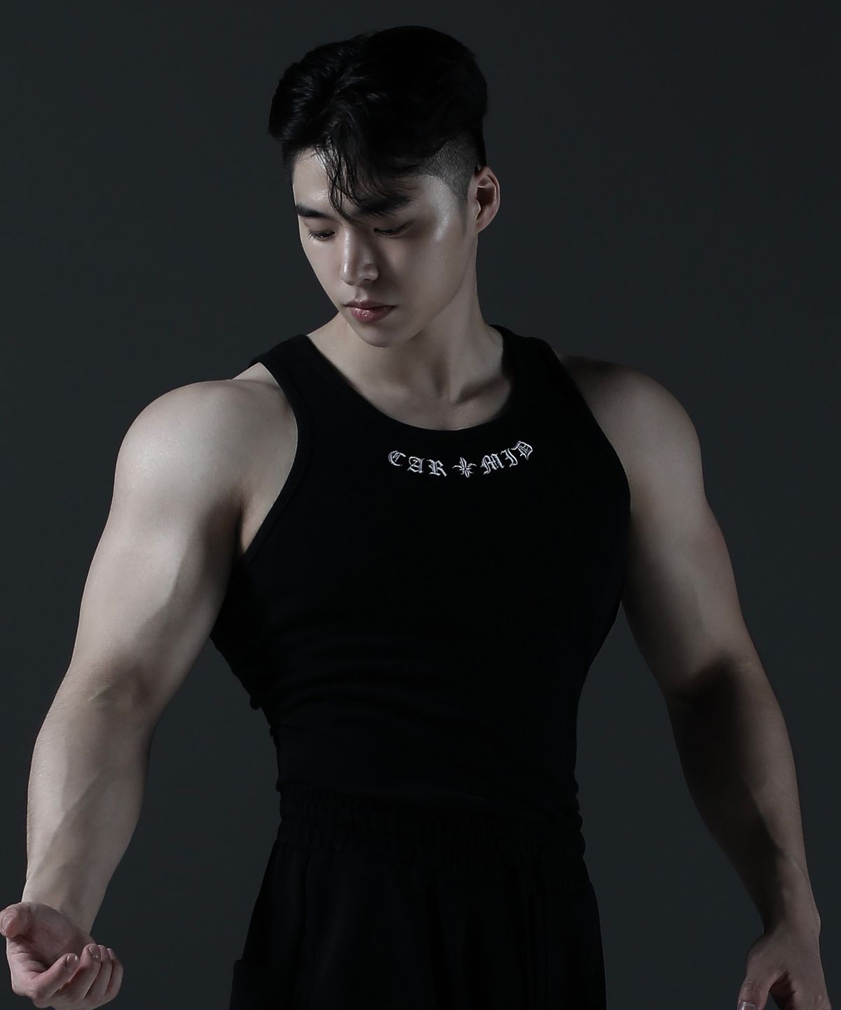 카미드(CARMID) 노블 고딕 문양 슬리브리스 [블랙]