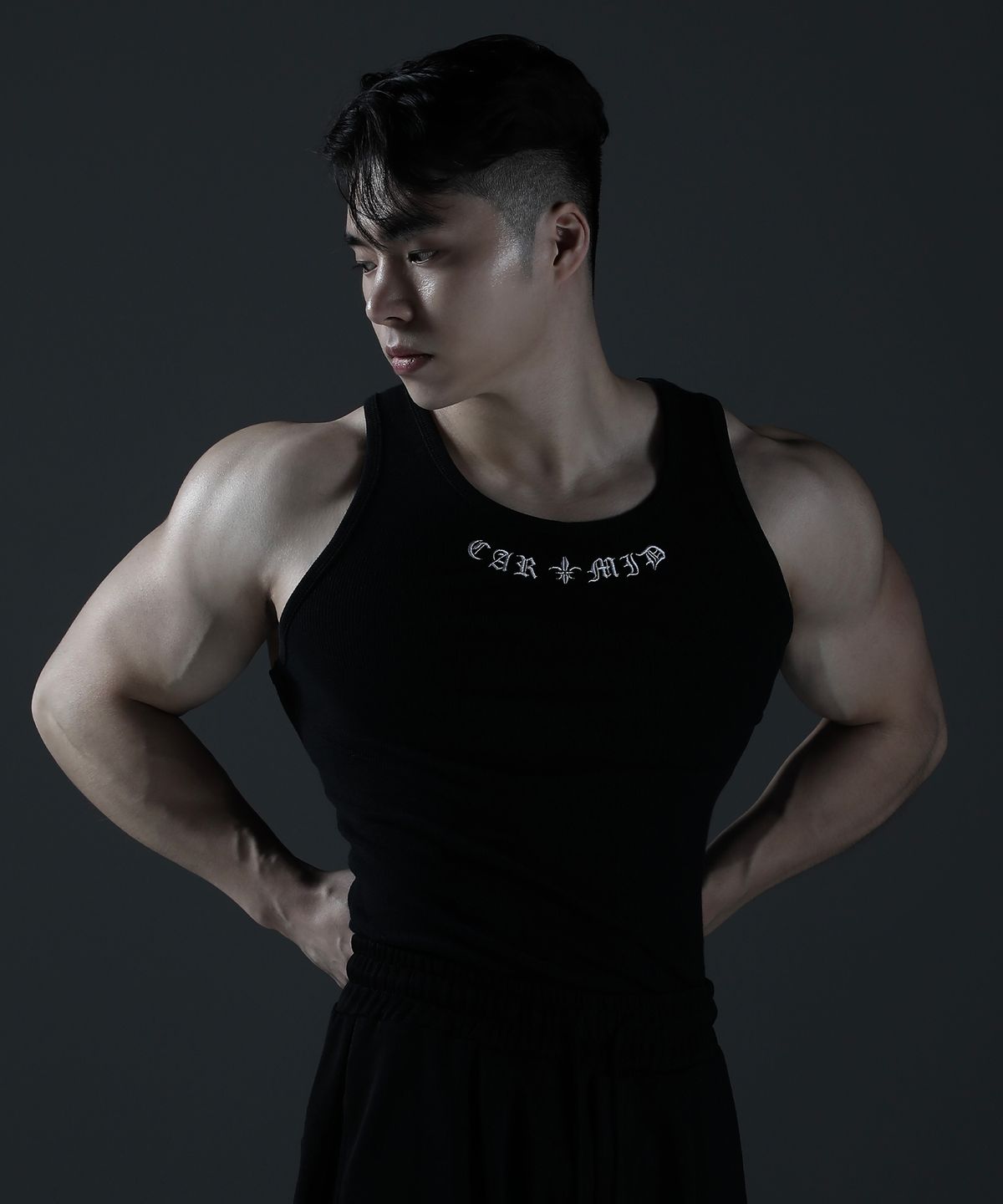 카미드(CARMID) 노블 고딕 문양 슬리브리스 [블랙]