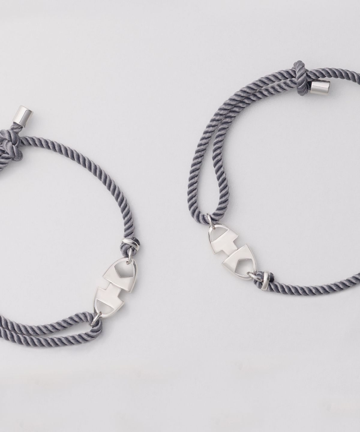 카인드오브(KINDOF) 엠블럼락 로프 팔발찌_그레이 Emblem Lock Rope Bracelet_gray